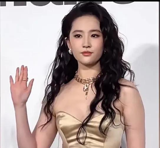 刘亦菲压轴出场嘉人红毯。一袭金色晚礼服，闪闪发光，外搭黑色，黑色高贵质感，只是感