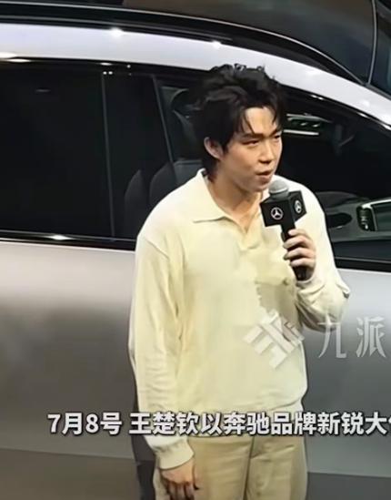7 月 8 日，刚结束 WTT 美国大满贯赛程的乒乓球运动员王楚钦，以奔驰品牌新