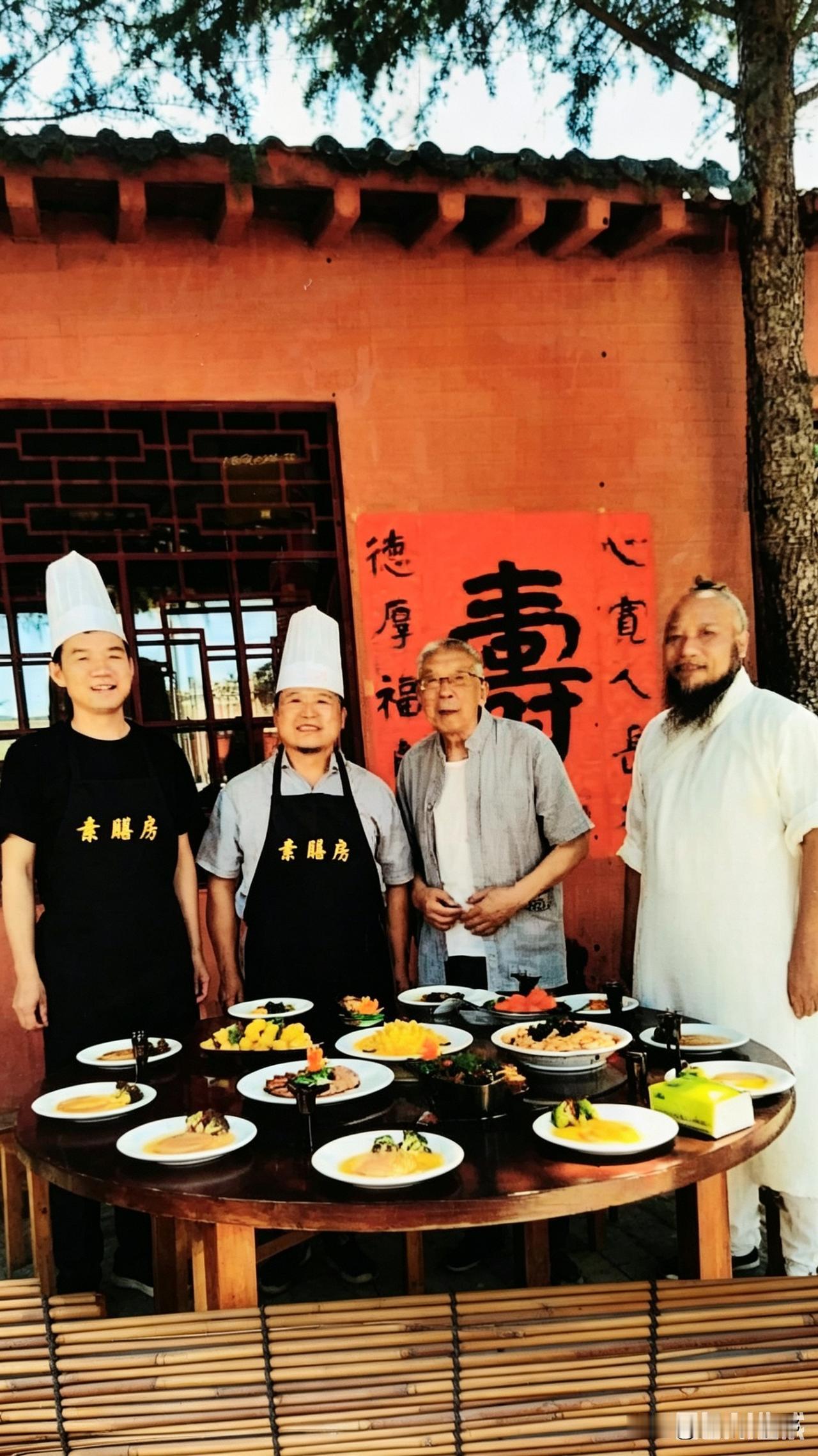 首创陕西专业素席的凤翔靡杆桥竹园村九组卢宝宏大师为宝鸡市老市长做素食宴过大寿，受