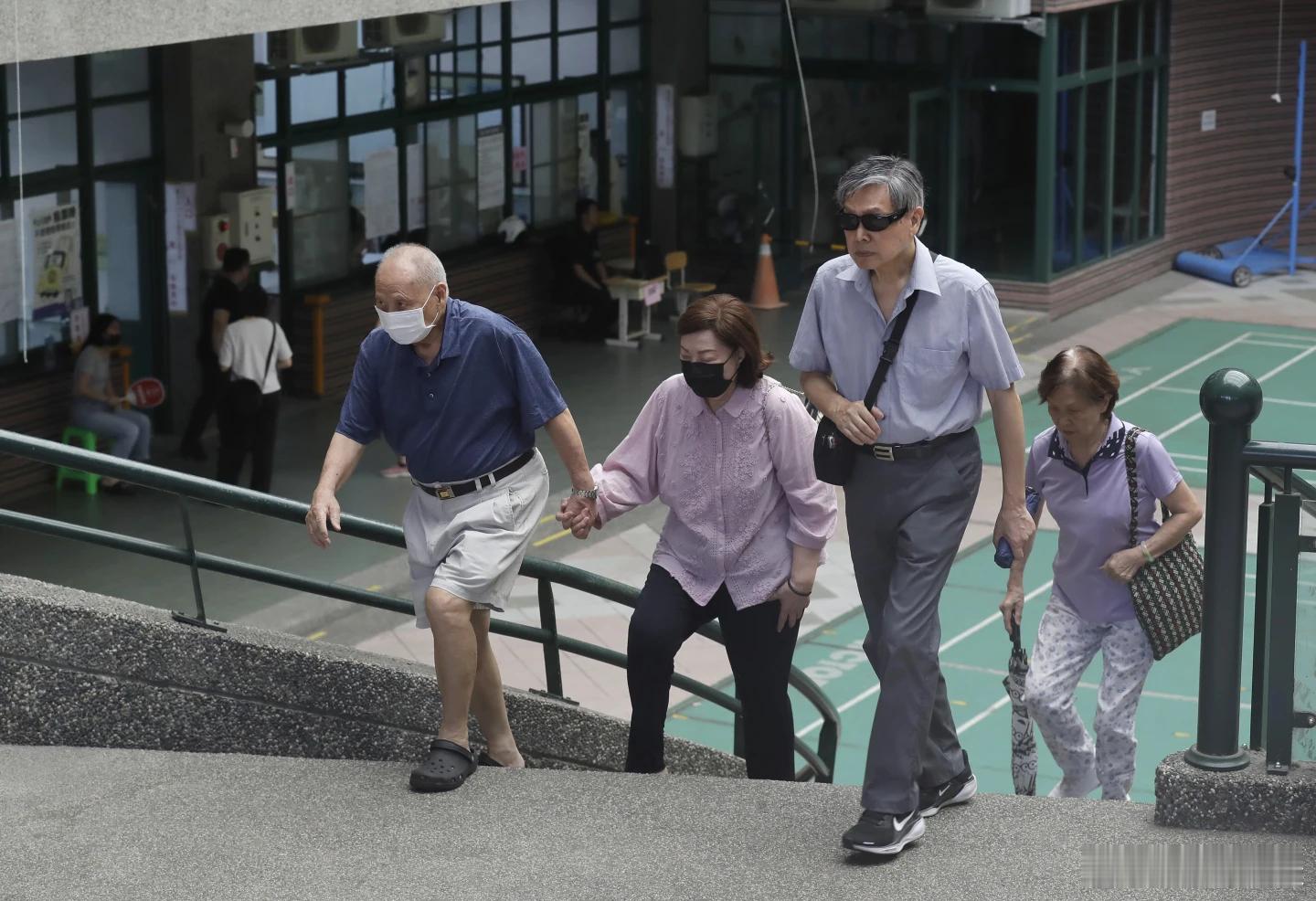 （美联社）——周六，台湾反对派立法委员轻松通过罢免投票，但反对派支持的恢复核电公
