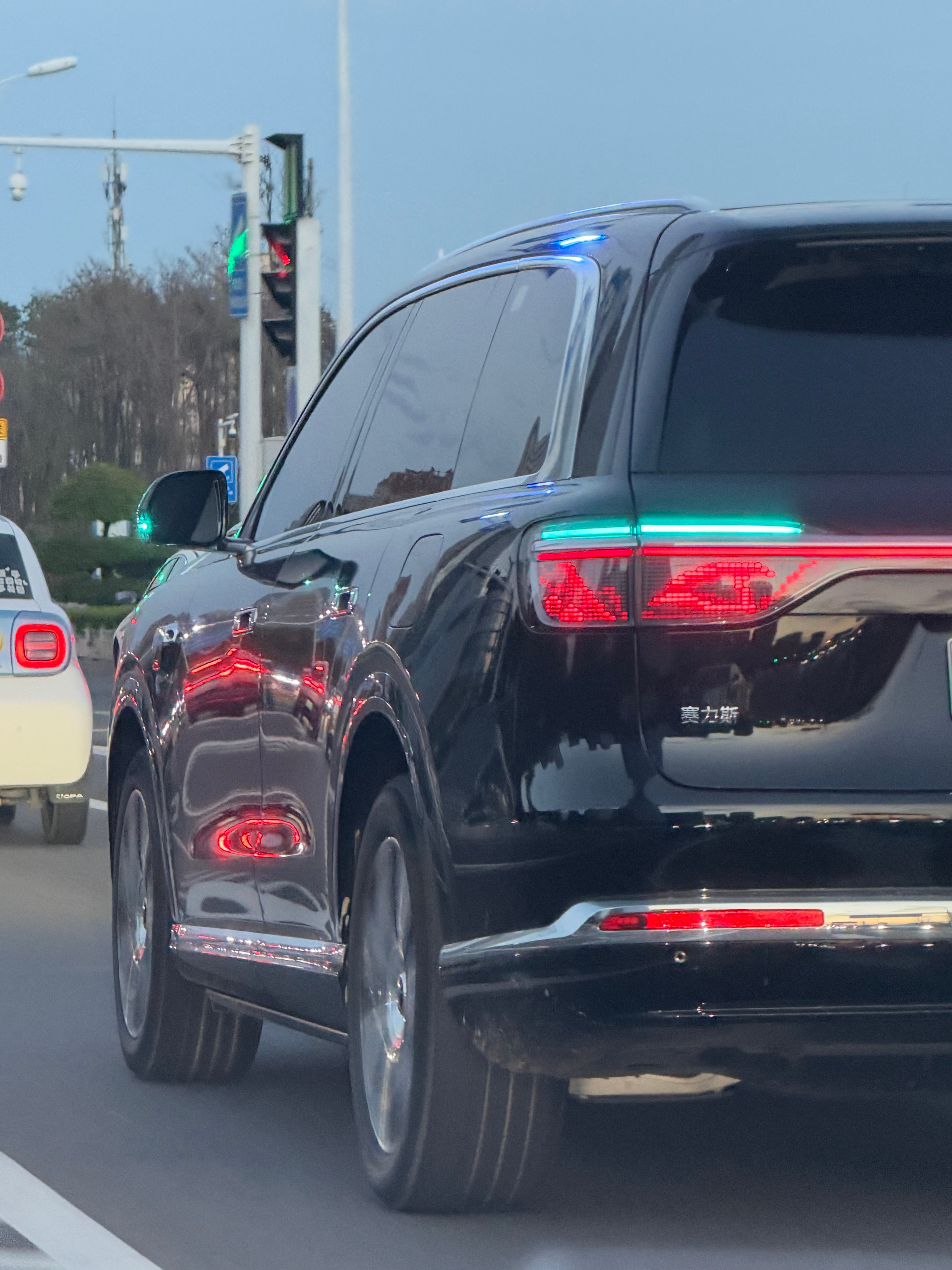 路上跟了一段它，如果不是小蓝灯还真以为人开的[允悲][允悲]  ​​​
