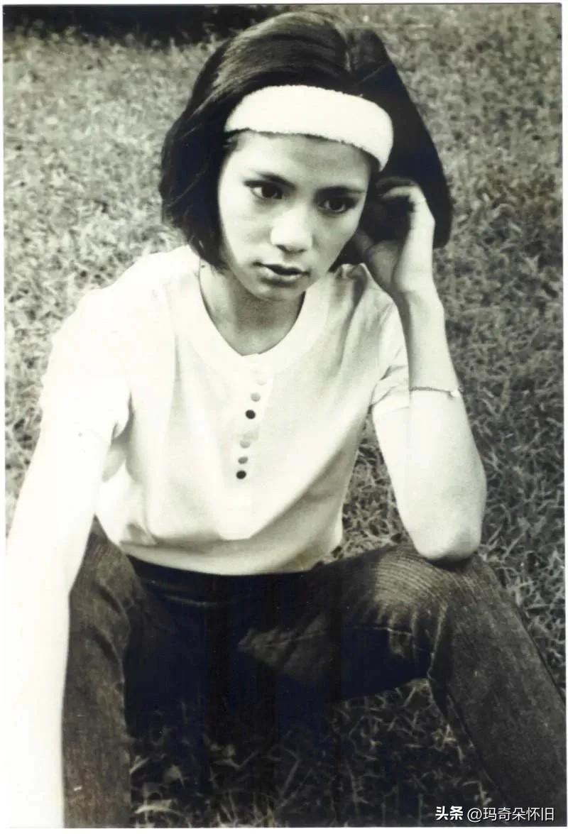 🎆永远的翁美玲👉她用一生告诉我们：
哪怕花期短暂，也要开得热烈。
白T恤配牛