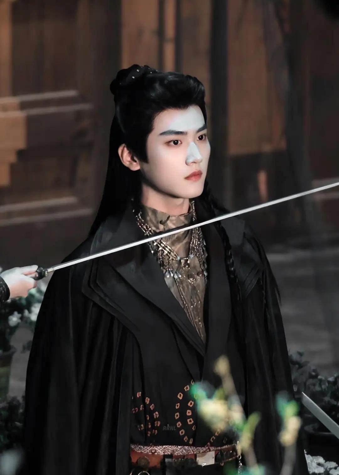 周柯宇《金吾不禁》路透看起来是不是还可以？也没有那么不适合古装吧？ ​​​