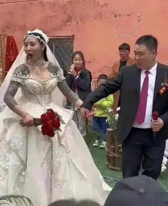 今天表哥结婚，当我看到新娘的两个大花臂后，才知道表哥为什么平常一直那么听话！