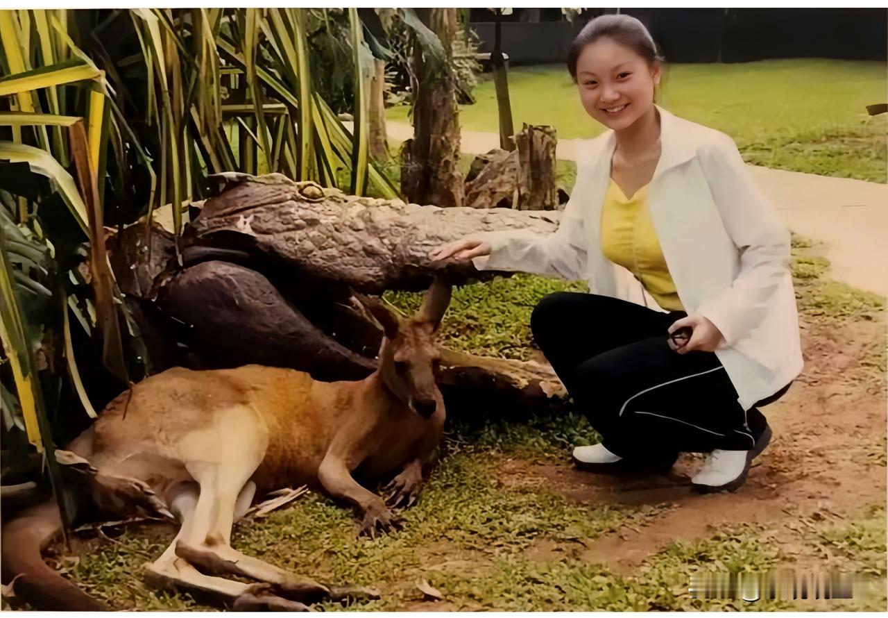 这是张艺谋的妻子陈婷在户外游玩时与袋鼠的一张合影，拍摄于一九九九年。当时陈婷十八