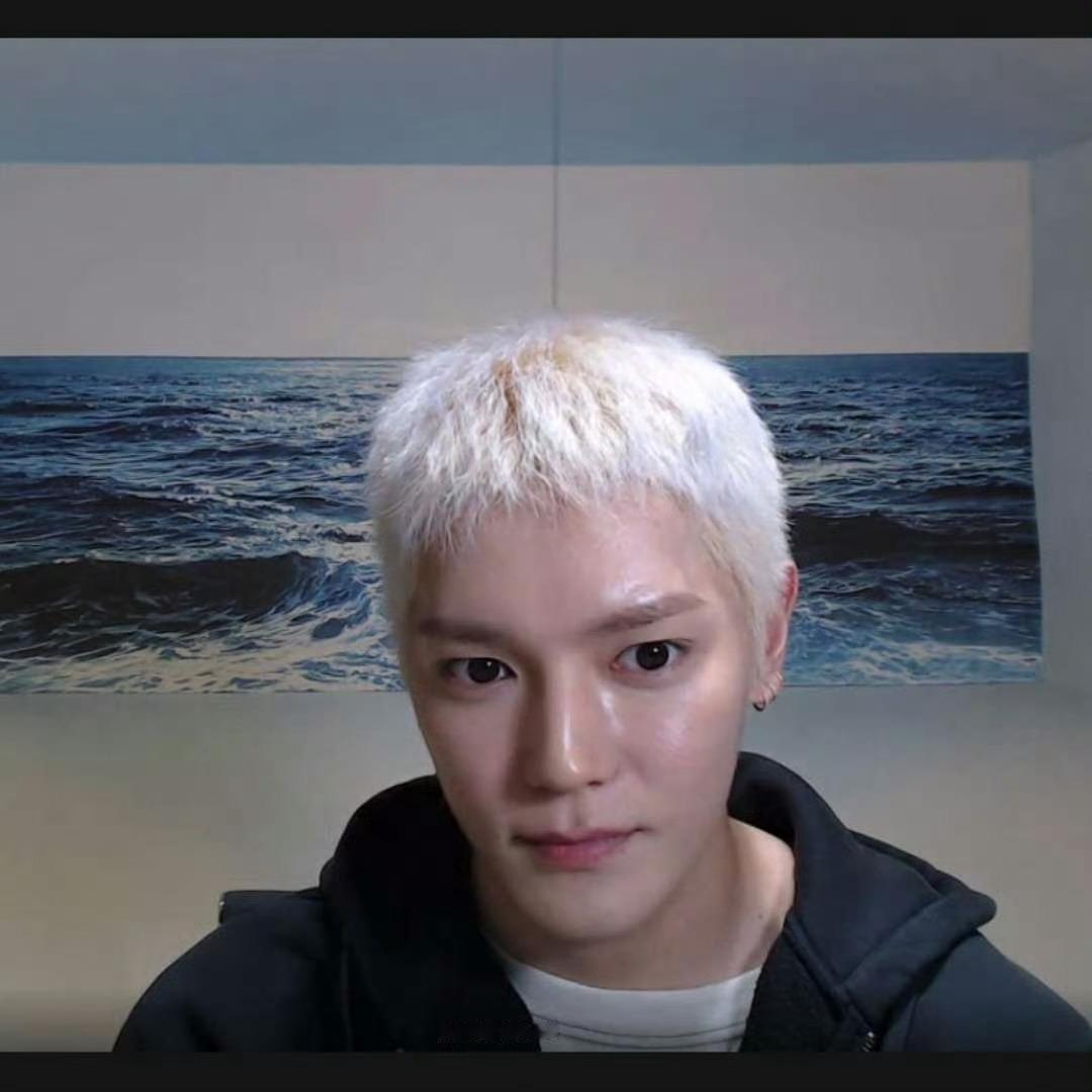 丑萌丑萌的，这个造型放在别人身上我不敢想会有多糟糕放到此男身上把五官的优势全展露