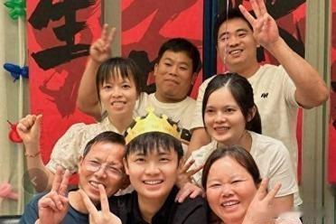 被拐21年，他辞职卖房奔赴亲情

2025年12月13日，被拐21年的男子陈峰（