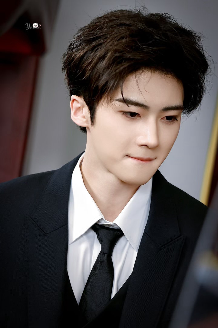 闫桉剧宣状态明星势力榜[超话] 闫桉剧宣黑西装造型太绝，盘靓条顺。首次男主线下宣