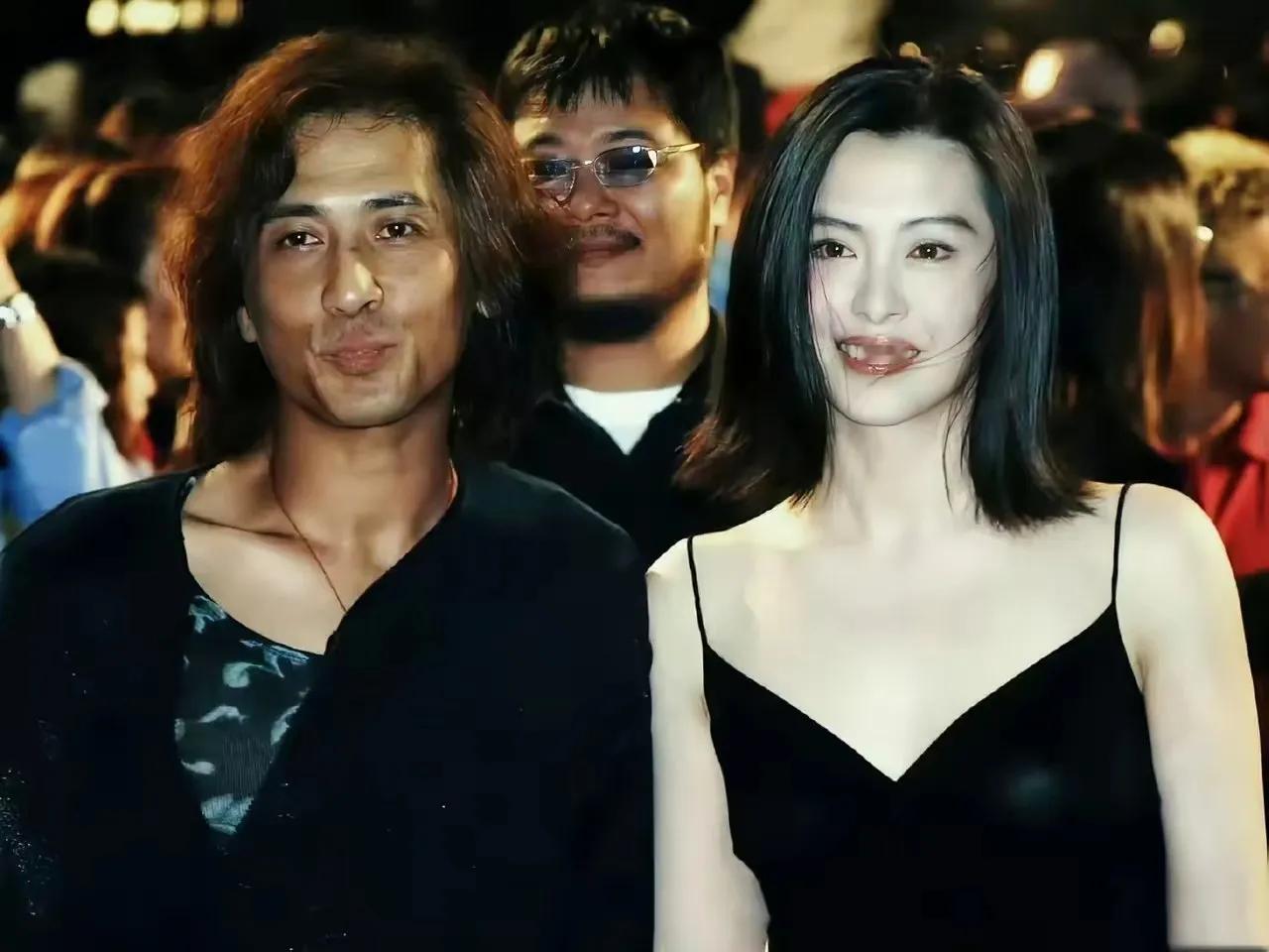 现实中真的会有人这么白吗？王祖贤的这两张照片，白的发光，如果说是打光的效果，那旁