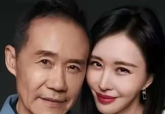 别被“年龄只是数字”骗了。
有些婚姻的裂缝，一开始就写在了资产负债表上。
有人问