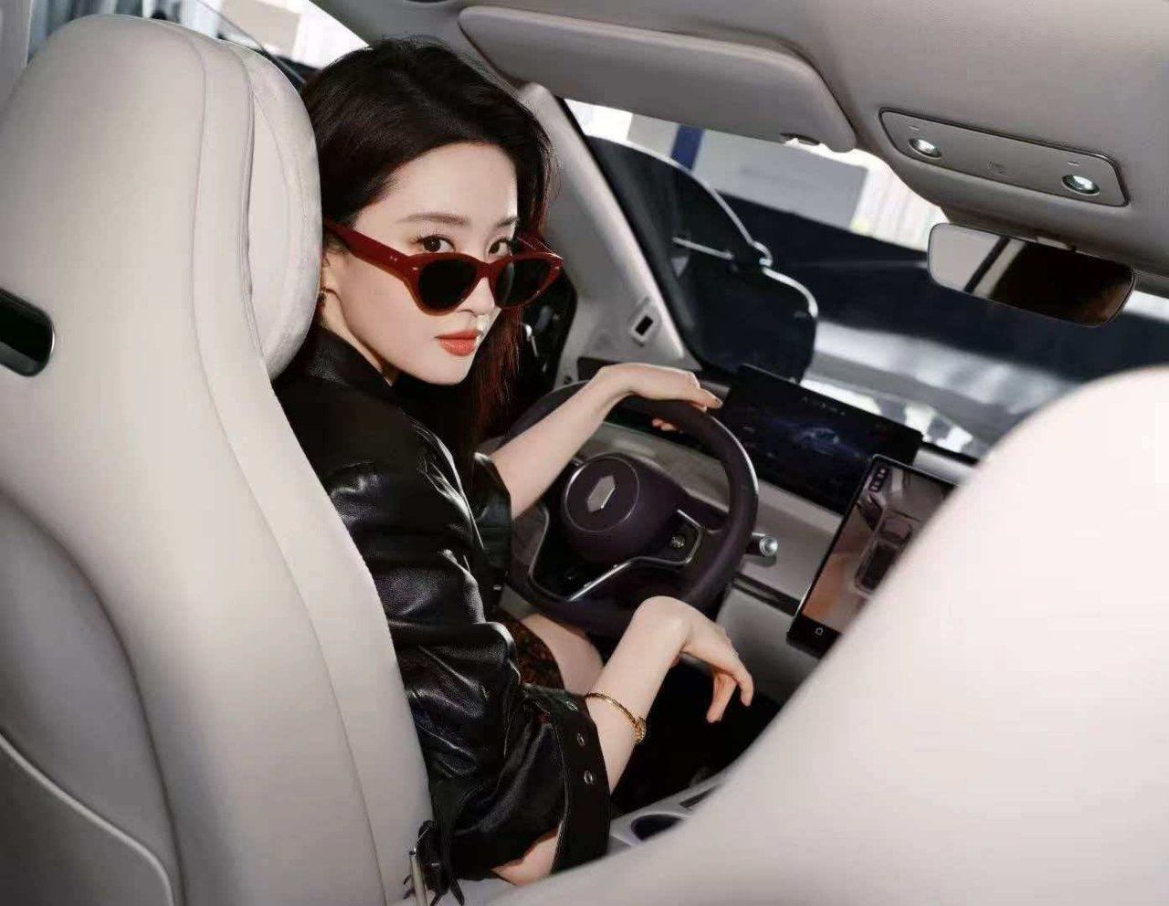 刘亦菲大年初一出游vlog 刷到刘亦菲开着智界R7去露营那条视频，我第一反应是掏