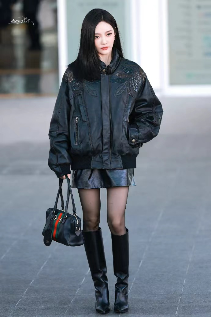 宁艺卓机场allblack造型 宁艺卓机场allblack造型，宁艺卓出发米兰时