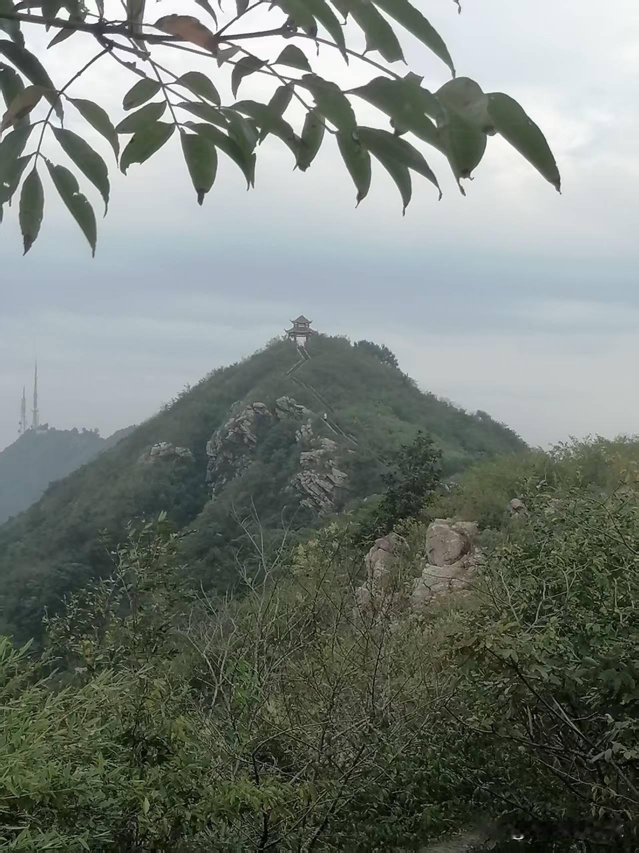 每日一首诗词，今日分享：
《题西林壁》
横看成岭侧成峰，远近高低各不同。
不识庐