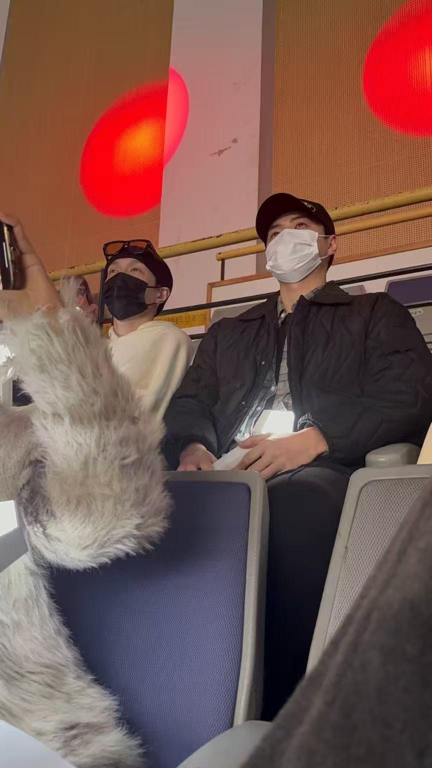 张艺兴吴世勋现身朴灿烈演唱会  又出现了我们世勋[苦涩]，好久不见[苦涩][苦涩