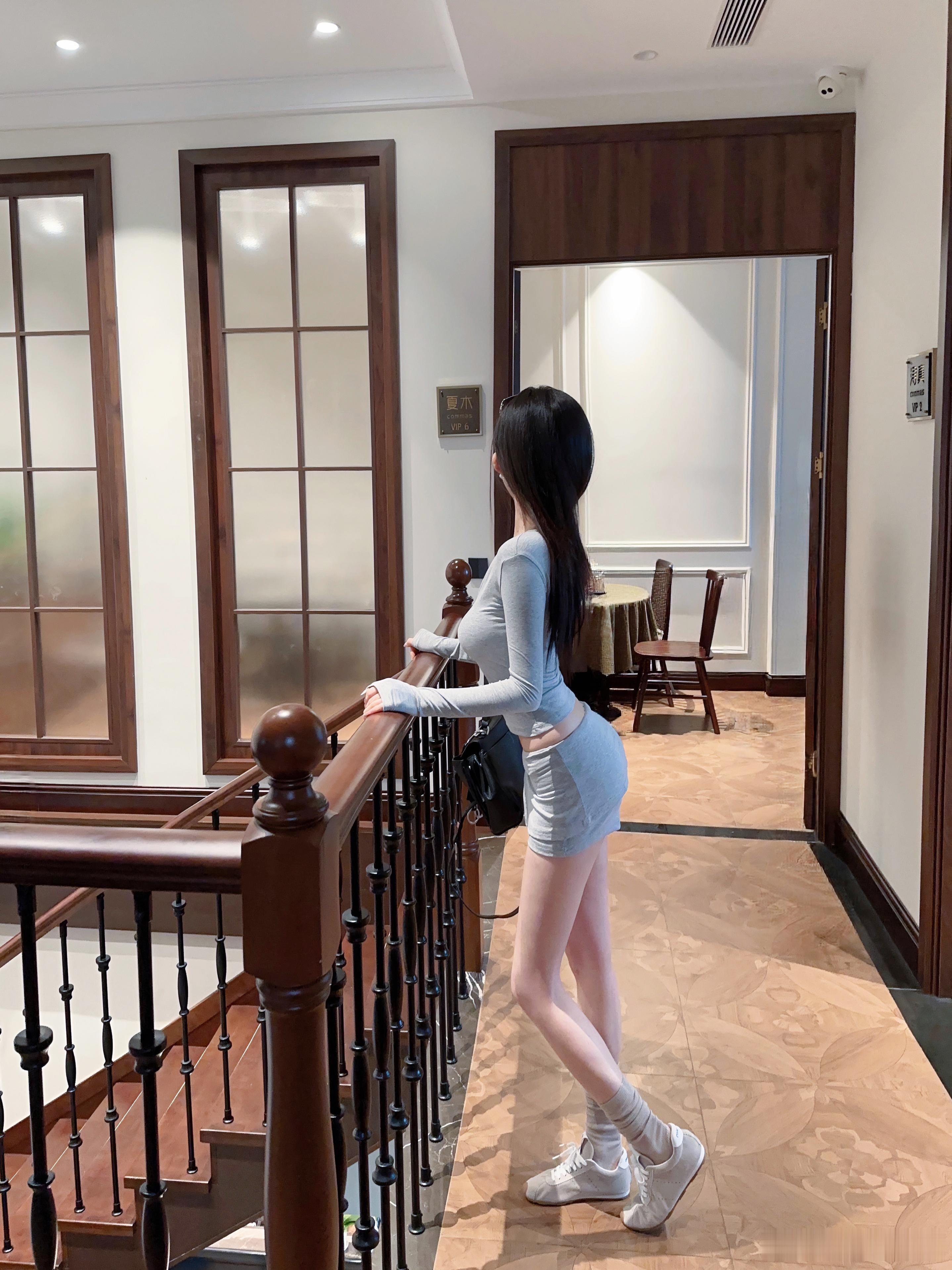 今天下雨了🌧️  但是我很好在咖啡店有个可爱的老奶奶过来要给我拍照  说我很漂