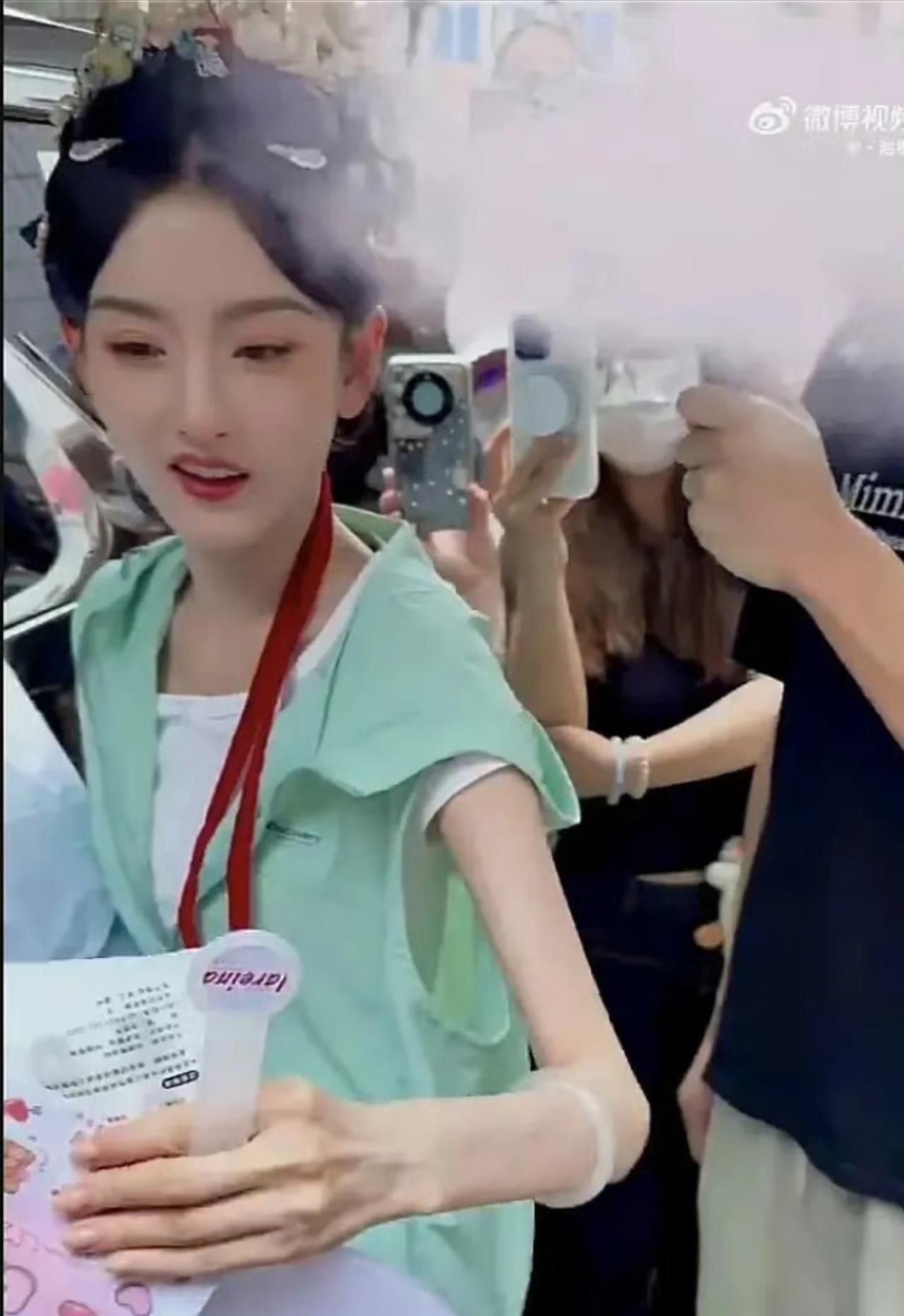 女明星就是女明星，宋祖儿都瘦成这样了，脸一点没崩，还是很饱满好看，这底子不得不佩
