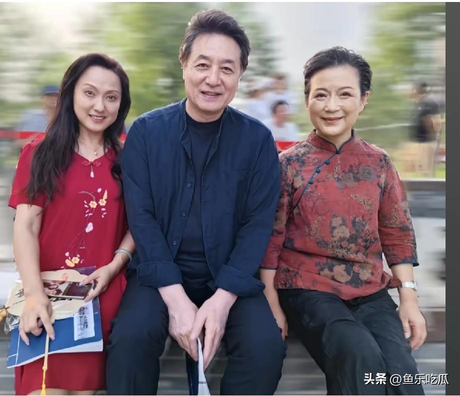 87版《红楼梦》的几位演员相聚同框合影。他们依旧美丽动人、风度翩翩、气质优雅、韵