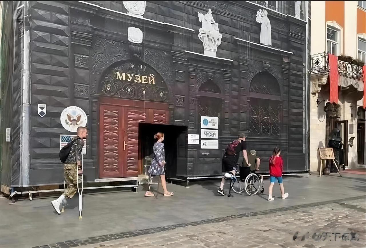 这张图大概就是现在乌克兰的一个缩影吧，乌克兰西部利沃夫街道的一角，5个行人中有4