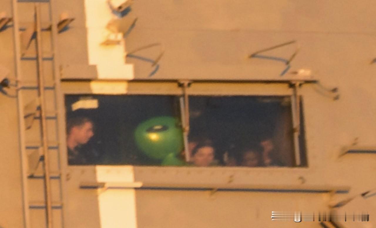 美国海军航空母舰上的水兵们用一个巨大的充气外星人迎接“阿耳忒弥斯二号”的返航的宇