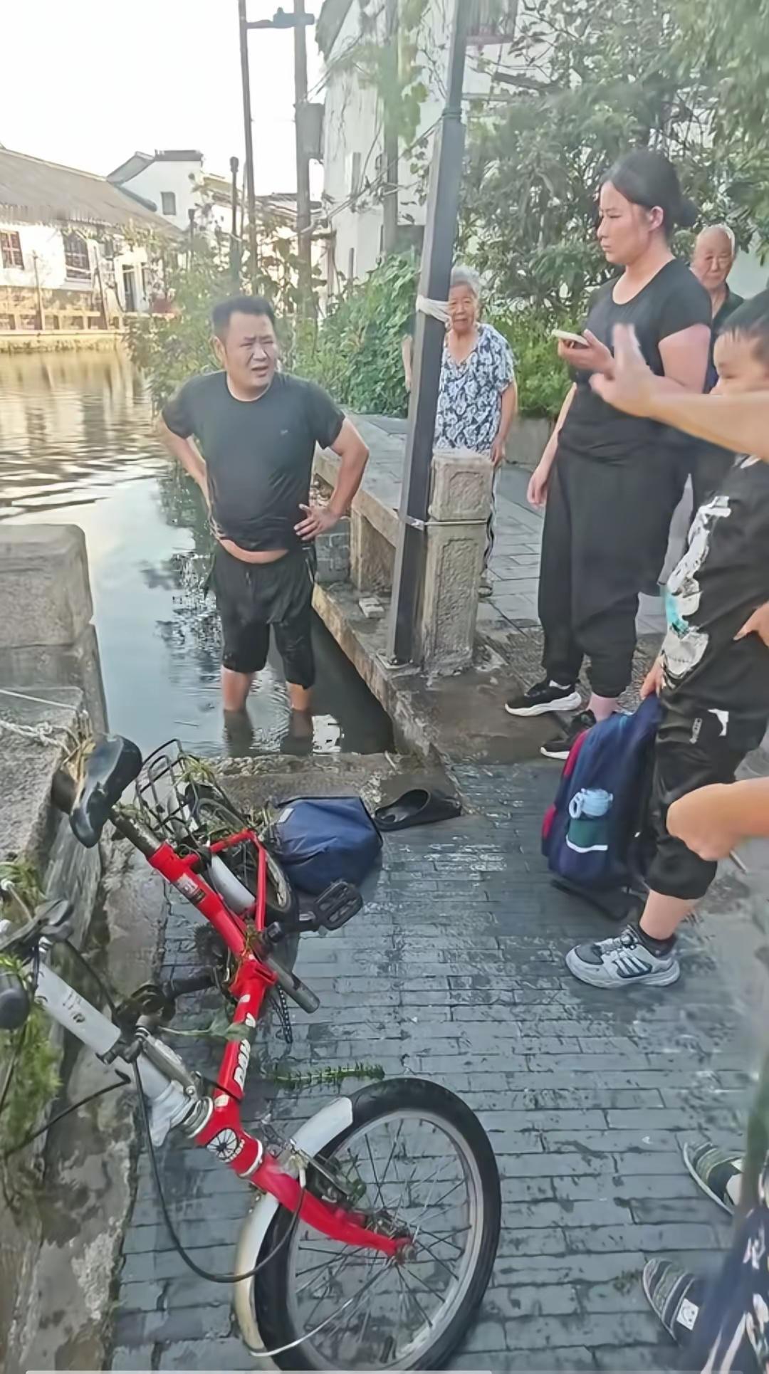 小孩骑车快了冲到池塘里，大哥好心救人，结果手机却掉进了池塘里。
     手机里