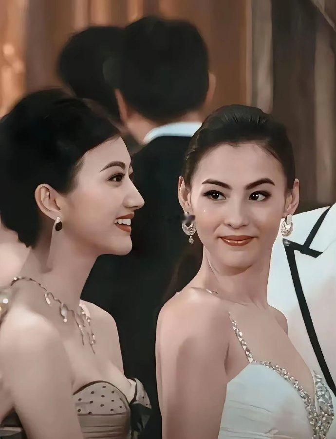 景甜真的不愧被称为“人间富贵花”。真的和谁同框从来都没输过！ 