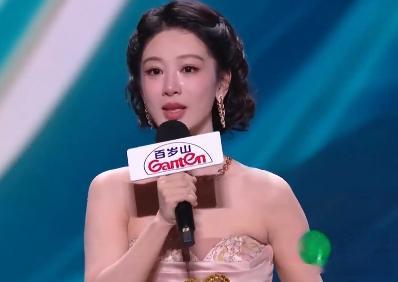 真的很期待这次奇瑞时尚大秀！杨紫的时尚审美一直稳定在线，每次出场都自带专属氛围感