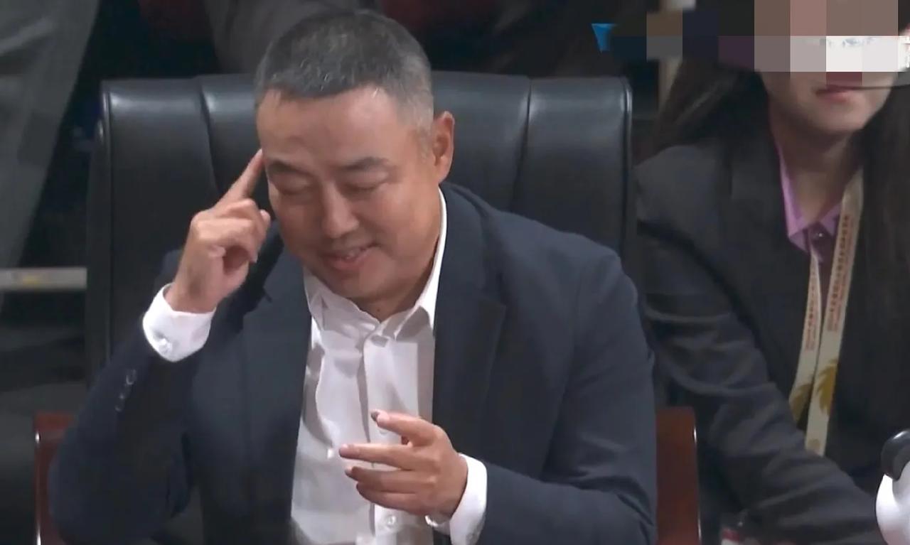 乒乓球混团世界杯决赛中，刘国梁观赛过程中，微笑着做了一个动作！没有说一句话，可是