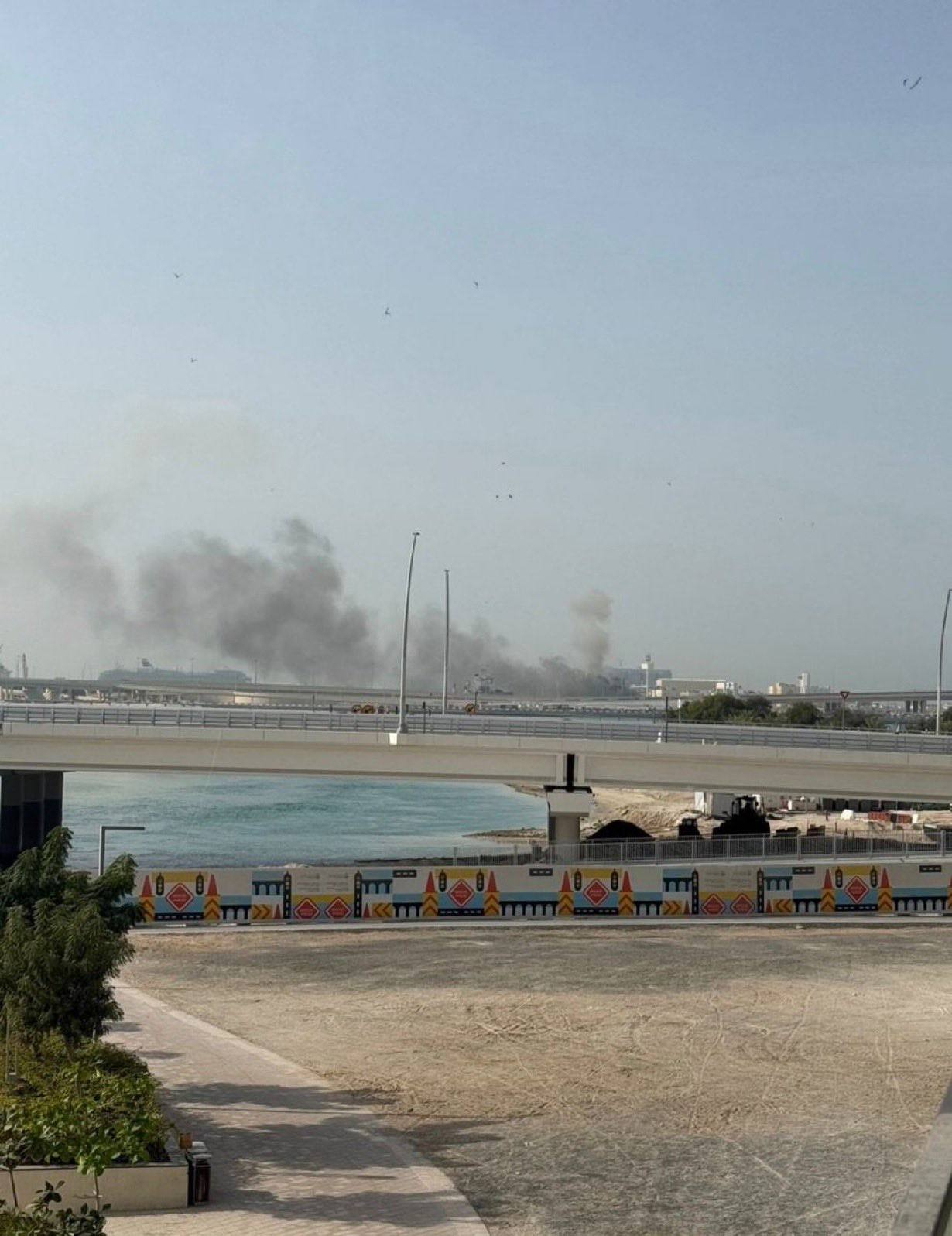 阿布扎比持續受到攻擊，港口着火 