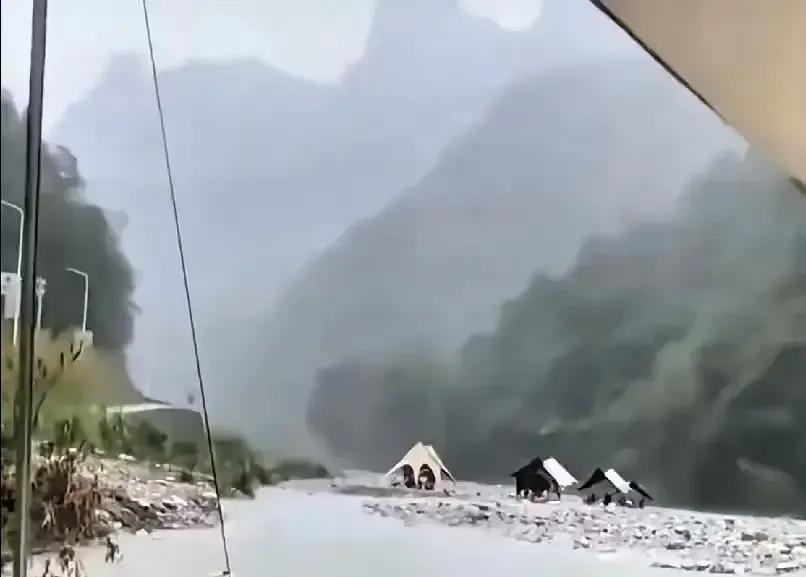 十个人，一夜没了

他们以为只是去拍星空

五家医院同事，拖家带口，跟着网红攻略