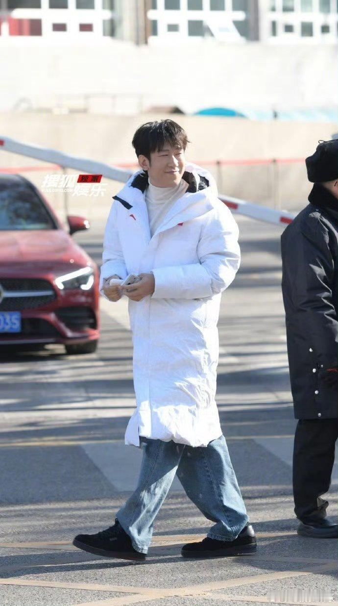 你是于洋那他是谁 笑意盈盈的可爱真是挺迷人的，看到他满脸笑兮兮的样子，真的很可爱