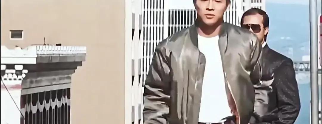 抵押全部身家。2002年，投资方集体撤资那天，老谋子签了个人资产抵押合同。300