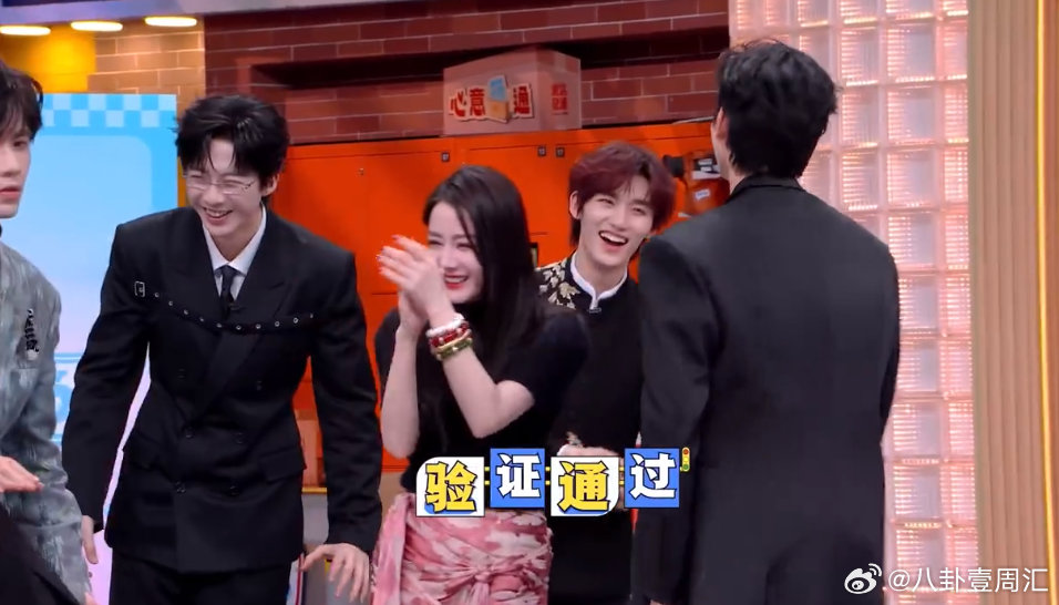 陈飞宇跳舞偷感好重陈飞宇是热巴的贴身保镖吧你好星期六 欢乐舞台有陈飞宇超精彩！跳