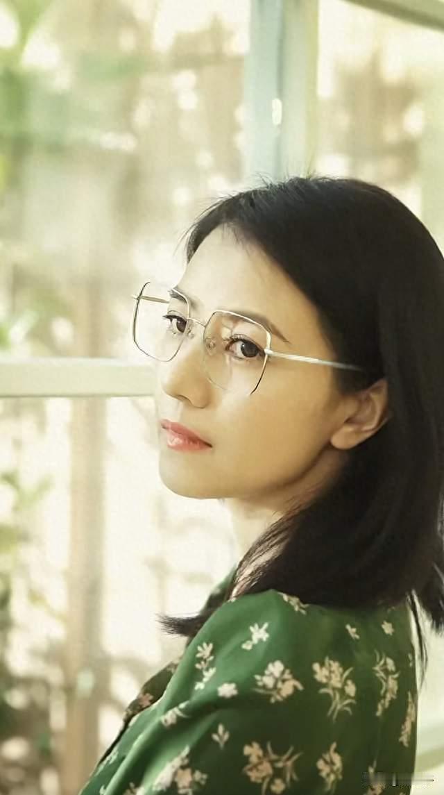 书卷感拉满！高圆圆金丝眼镜配绿碎花裙，温柔文艺氛围感直接封神