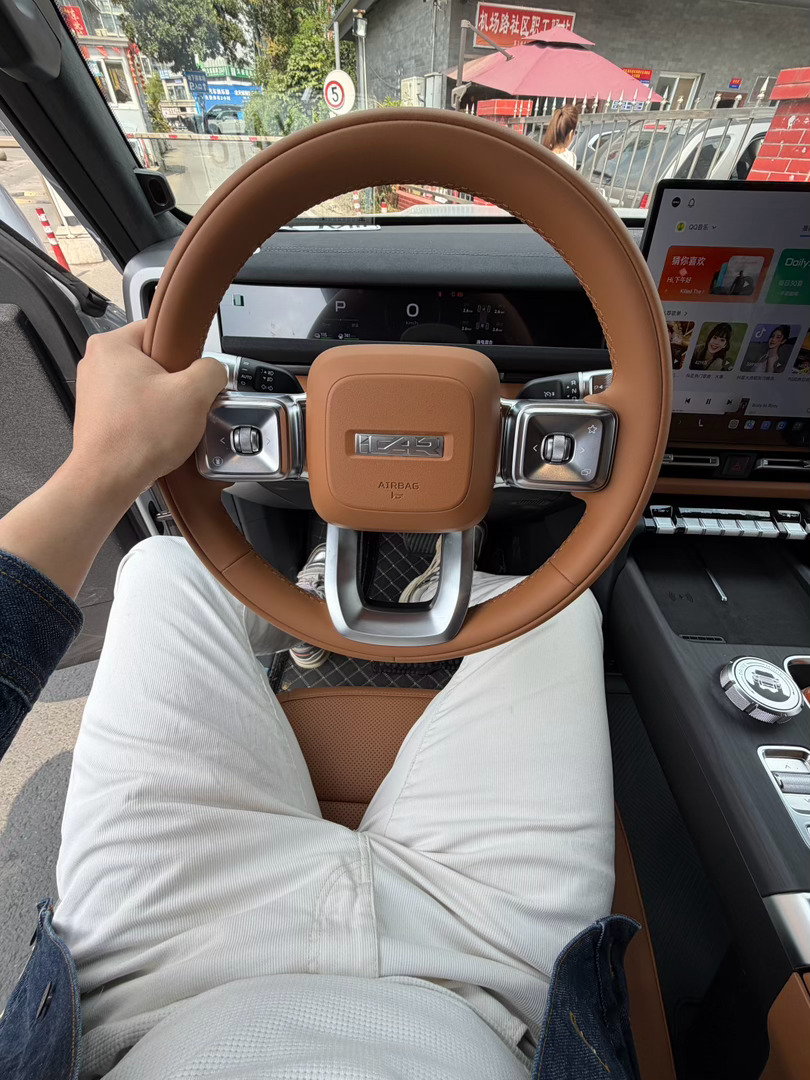 浅开了一下V27，油门刹车底盘调的都不错啊四驱，动力也不错5秒多加速，朋友补贴下