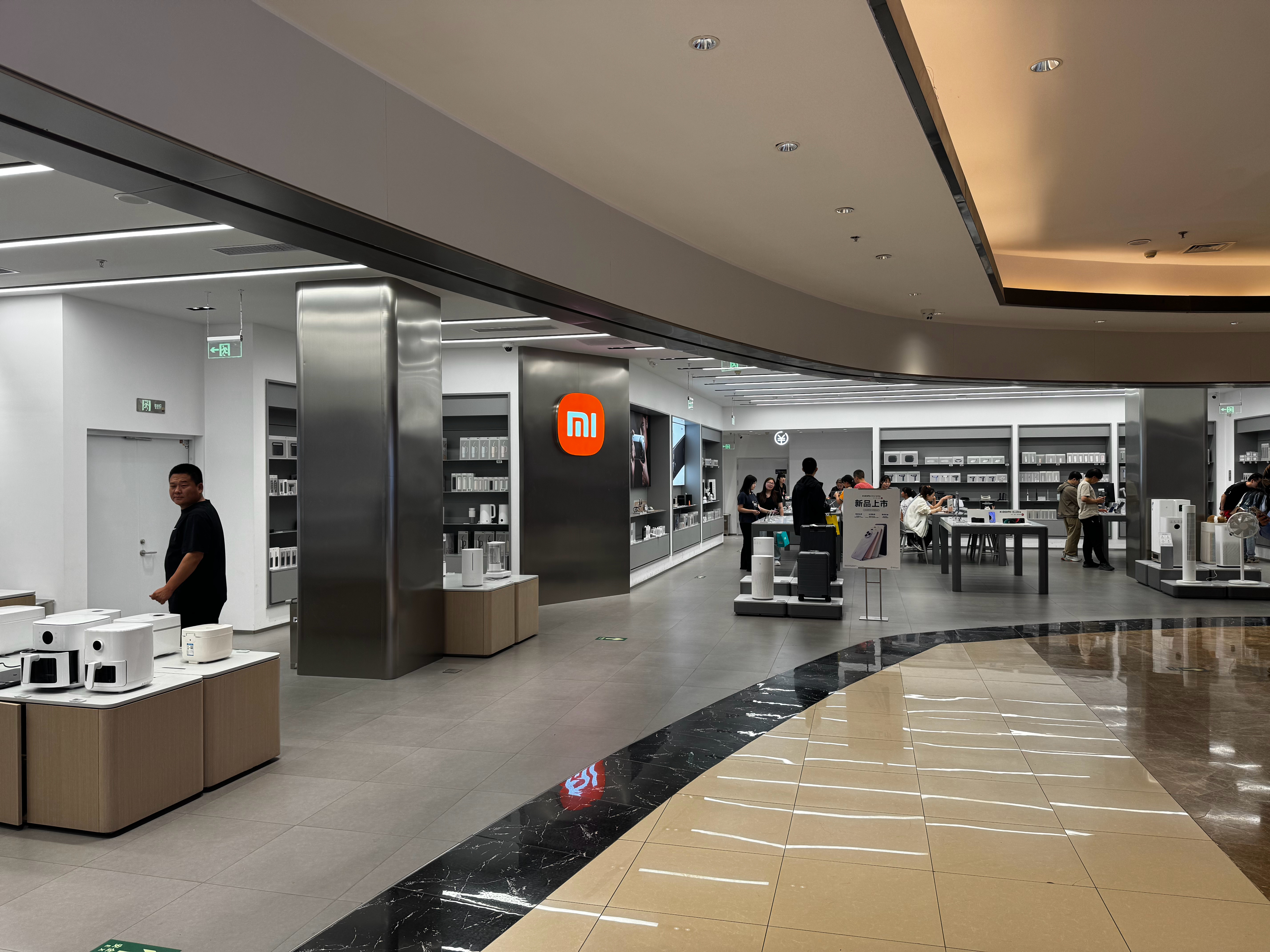 小米的线下店面积也扩大了但是好多新品没有电水壶没最新的路由器也没最新的那还是买个