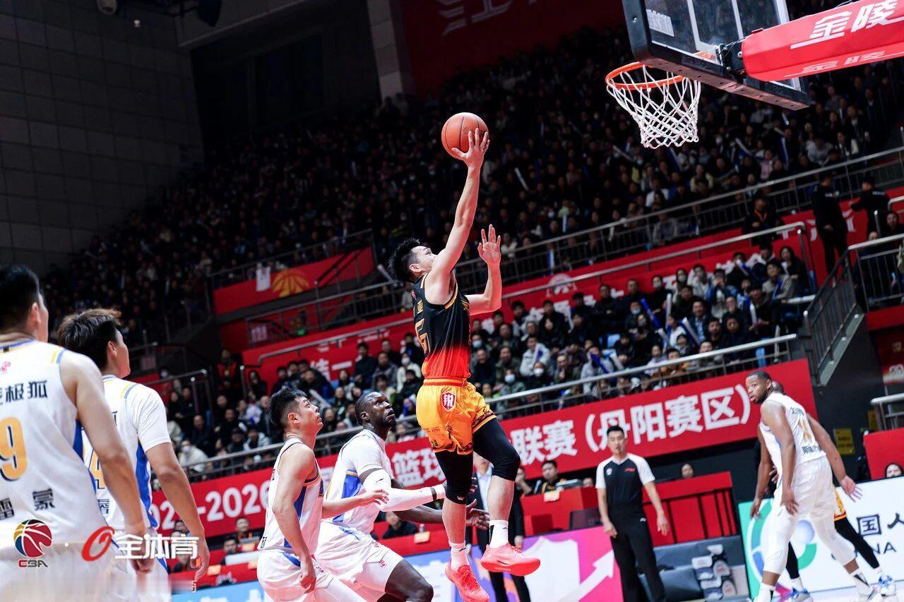 江苏男篮的探花秀庞峥麟，在昨晚对北京北汽的比赛里贡献全队第二高的16分，还有4次