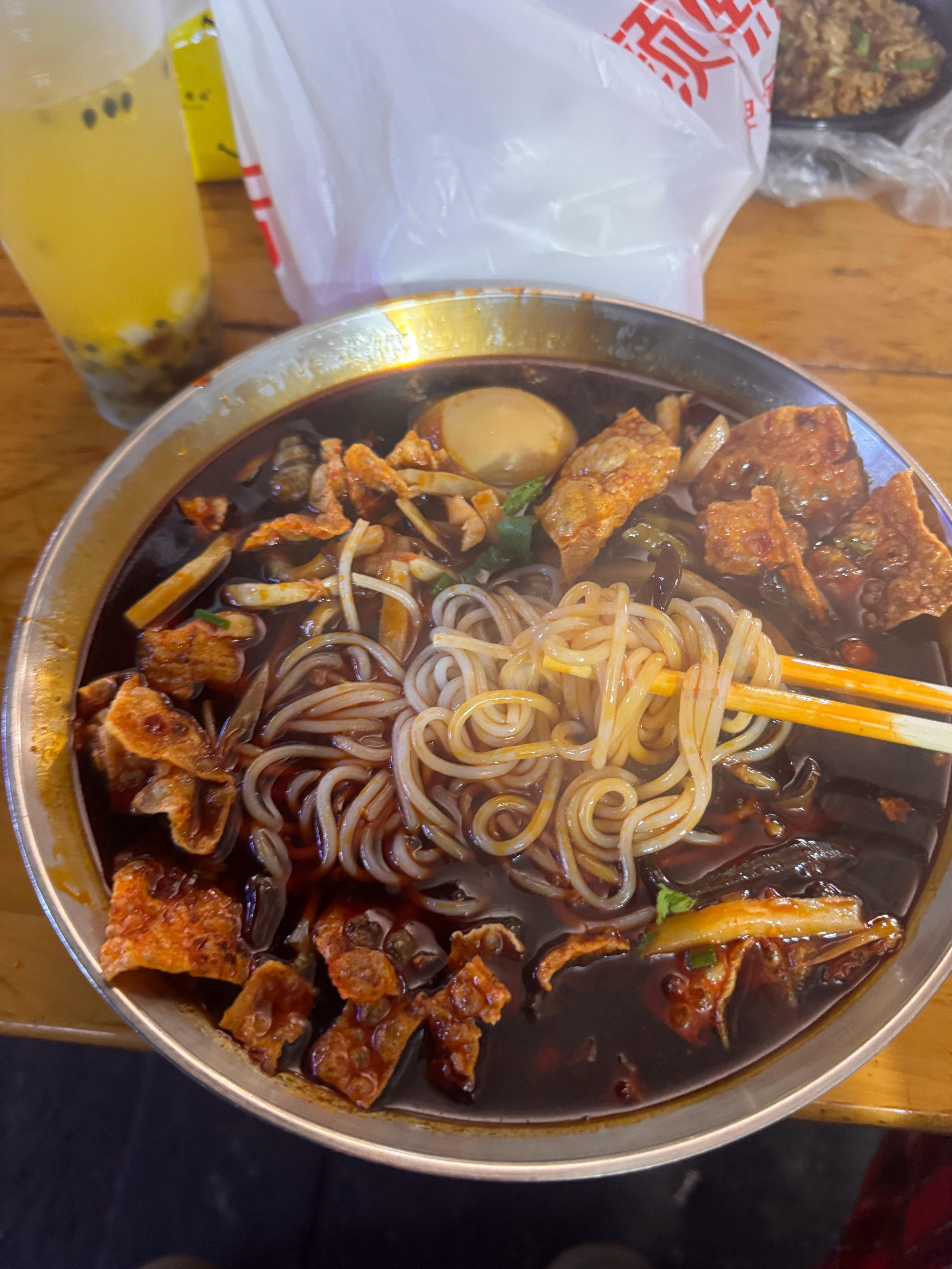 我又在吃！！这个老板特别可爱，我和他说我要变态辣！他听成了不要太辣、我重复了好多