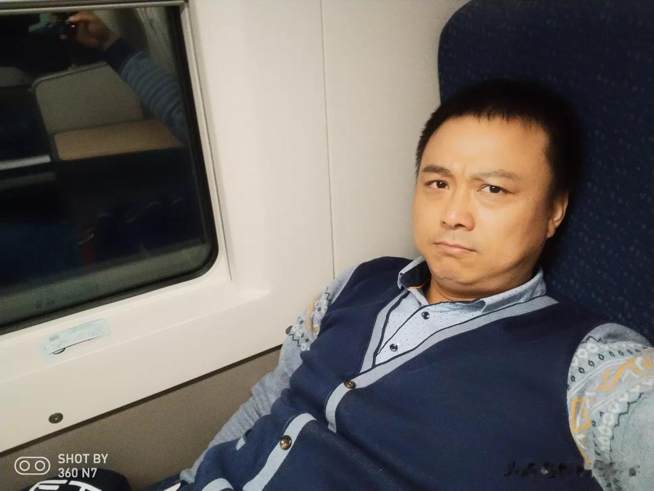 几次粉丝见面，粉丝告诉我，微博上我的风格和现实中很不一样。

微博上的我显得特别