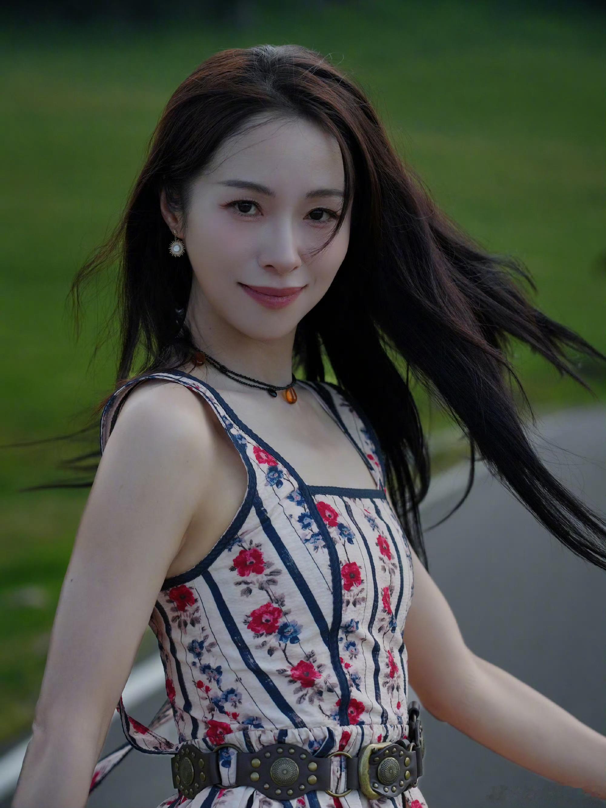 江一燕是用智商换的容貌吧浪姐舞台上又飒又治愈，怼脸拍状态绝了！没想到假期里是“笨