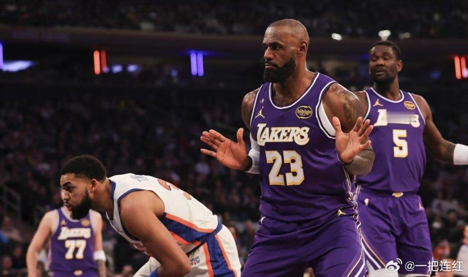 NBA常规赛，湖人客场以100:112不敌尼克斯。决胜时刻出现在第四节还剩9分1