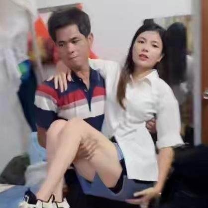 一个高位截瘫、生活起居全靠60岁老父抱来抱去的35岁残疾女子，在没结婚、没男友的