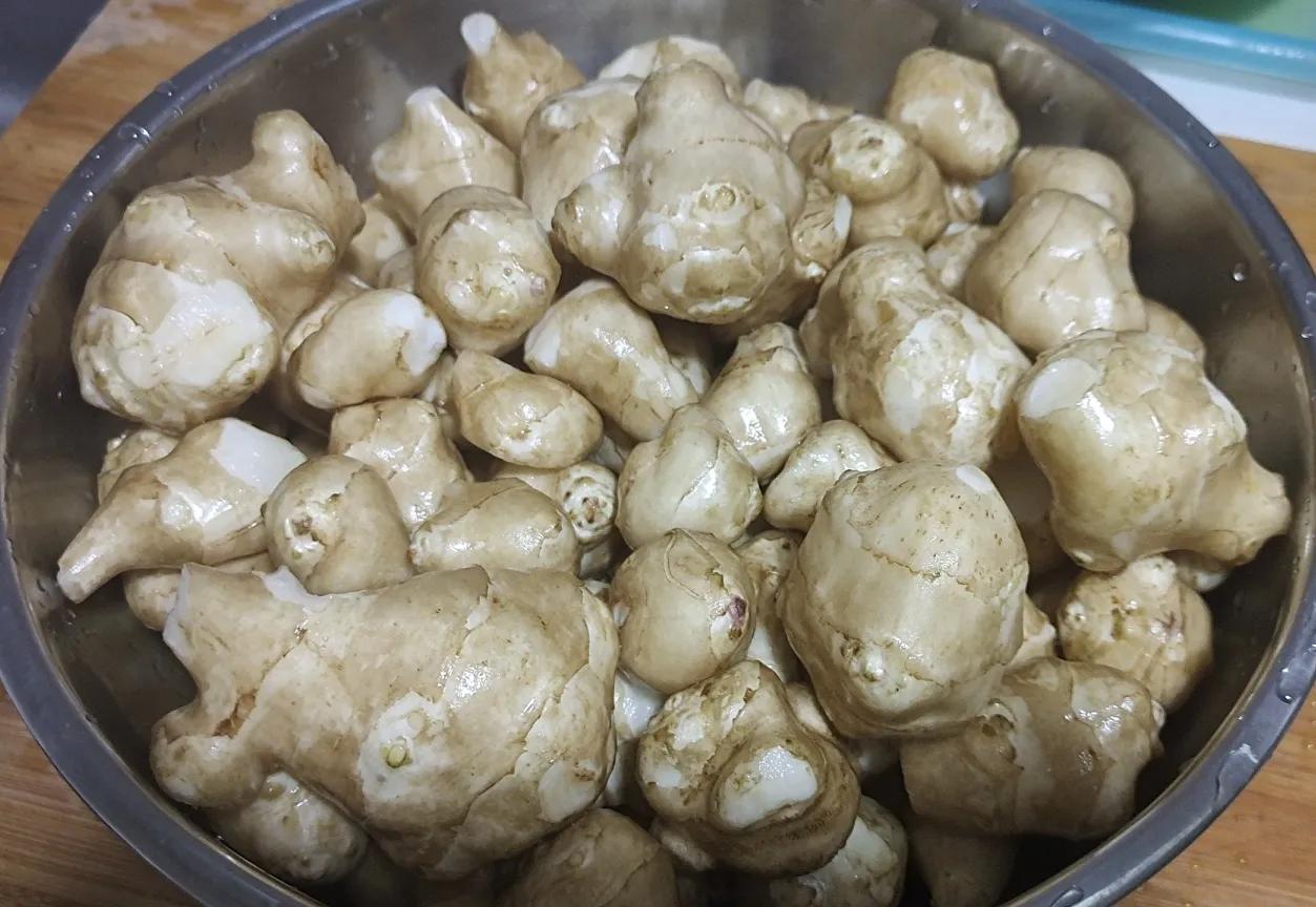 腌洋姜很简单，就是洗的时候有点费劲。


洗净晾干水份的洋姜切成片，放在无油无水