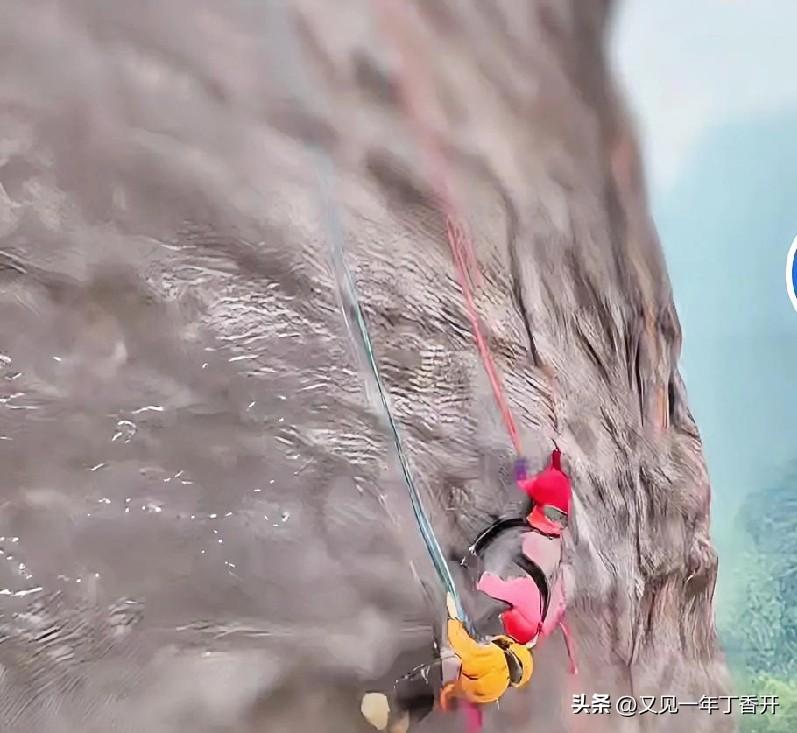 不是经济下行吗？不是都没钱吗

那买黄金的钱哪来的，我看有人已经想通过黄金解除自