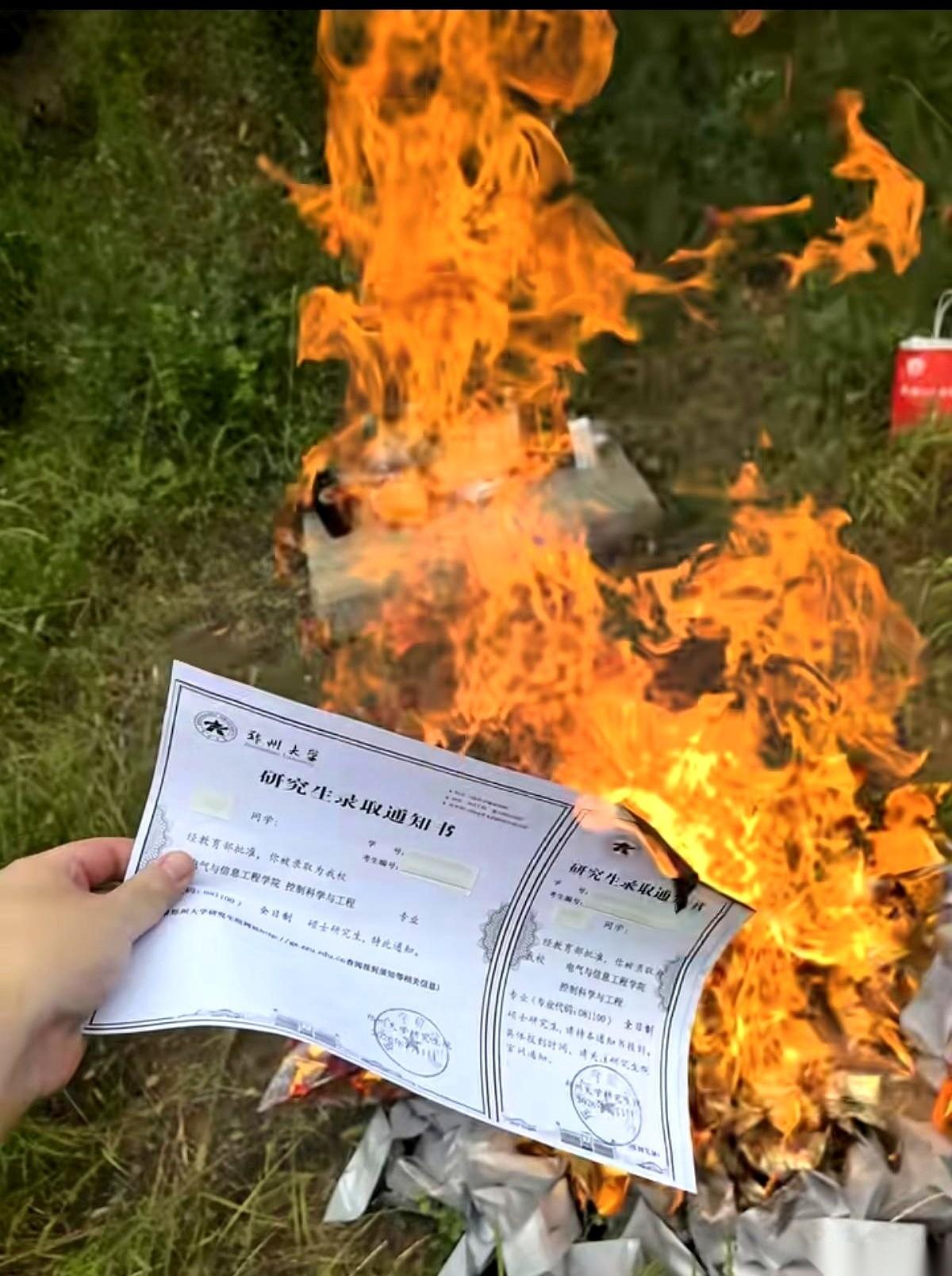 我蹲在郊外的河滩上，把那张红得刺眼的郑州大学研究生录取通知书，凑到了打火机的火苗