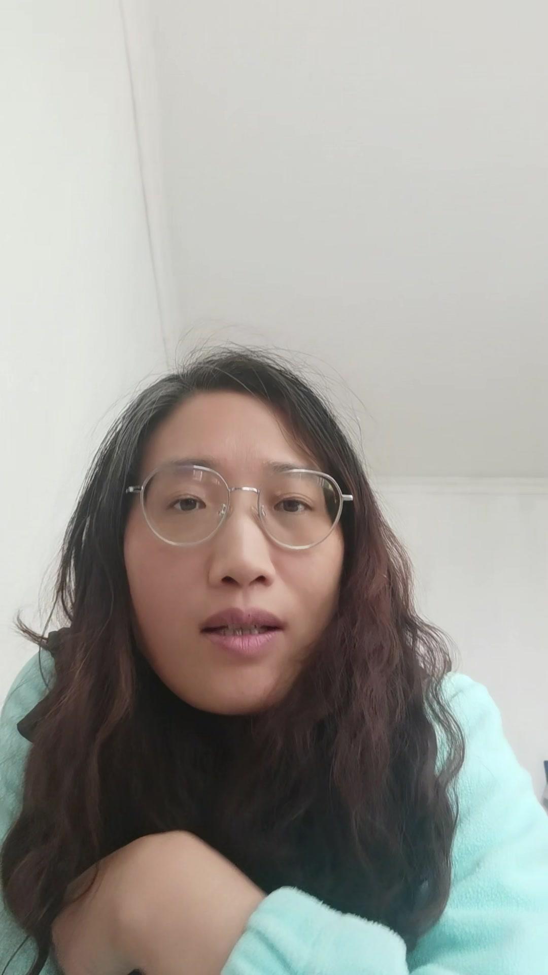 他们天生带着童心，像个长不大的孩子，总爱用自己的方式表达情绪。孩子还没来得及叛逆