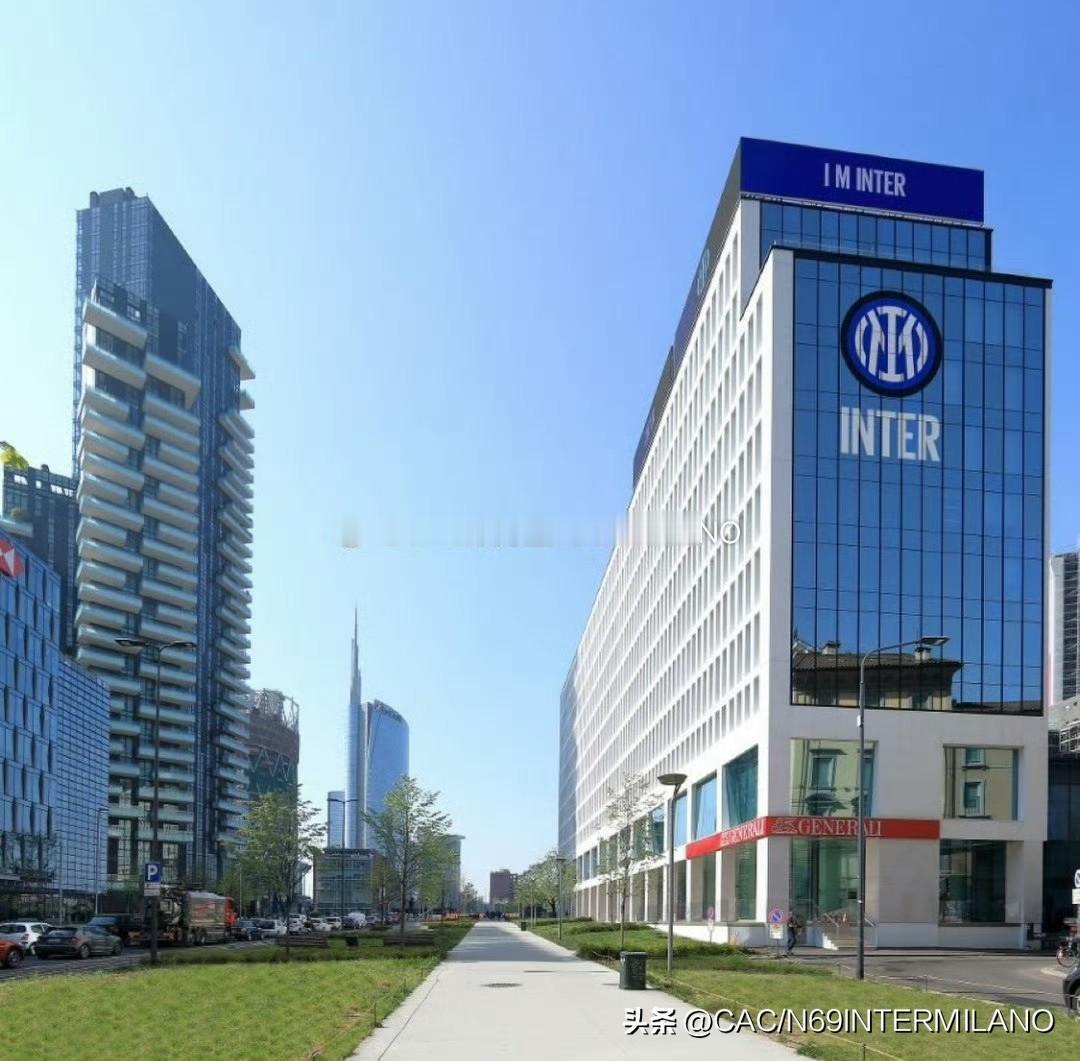 很多人，
尤其是国际米兰球迷心中都存在一个疑问：
蓝黑军团是否会在转会窗最后时刻