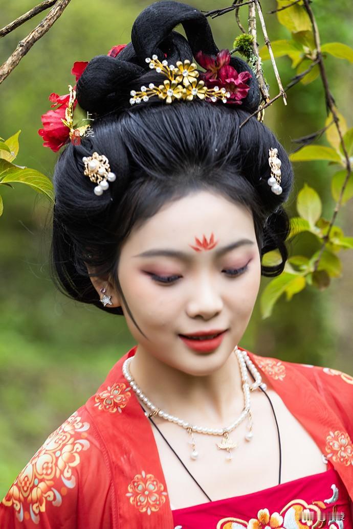 一脚跨两省的古关口

毛竹关又名寮竹关，位于五府山镇毛楼村，地处赣闽边界的独特地