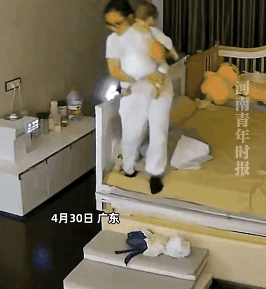 女保姆怀中抱着几个月大小的宝宝，从床上下来，当右脚踩到软步梯边上，软步梯塌了，女