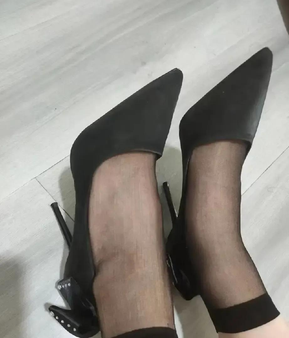 我脚上这双黑高跟陪我挤了半年地铁，后跟早被血痂染成暗红。
今早刚贴完创可贴，隔壁