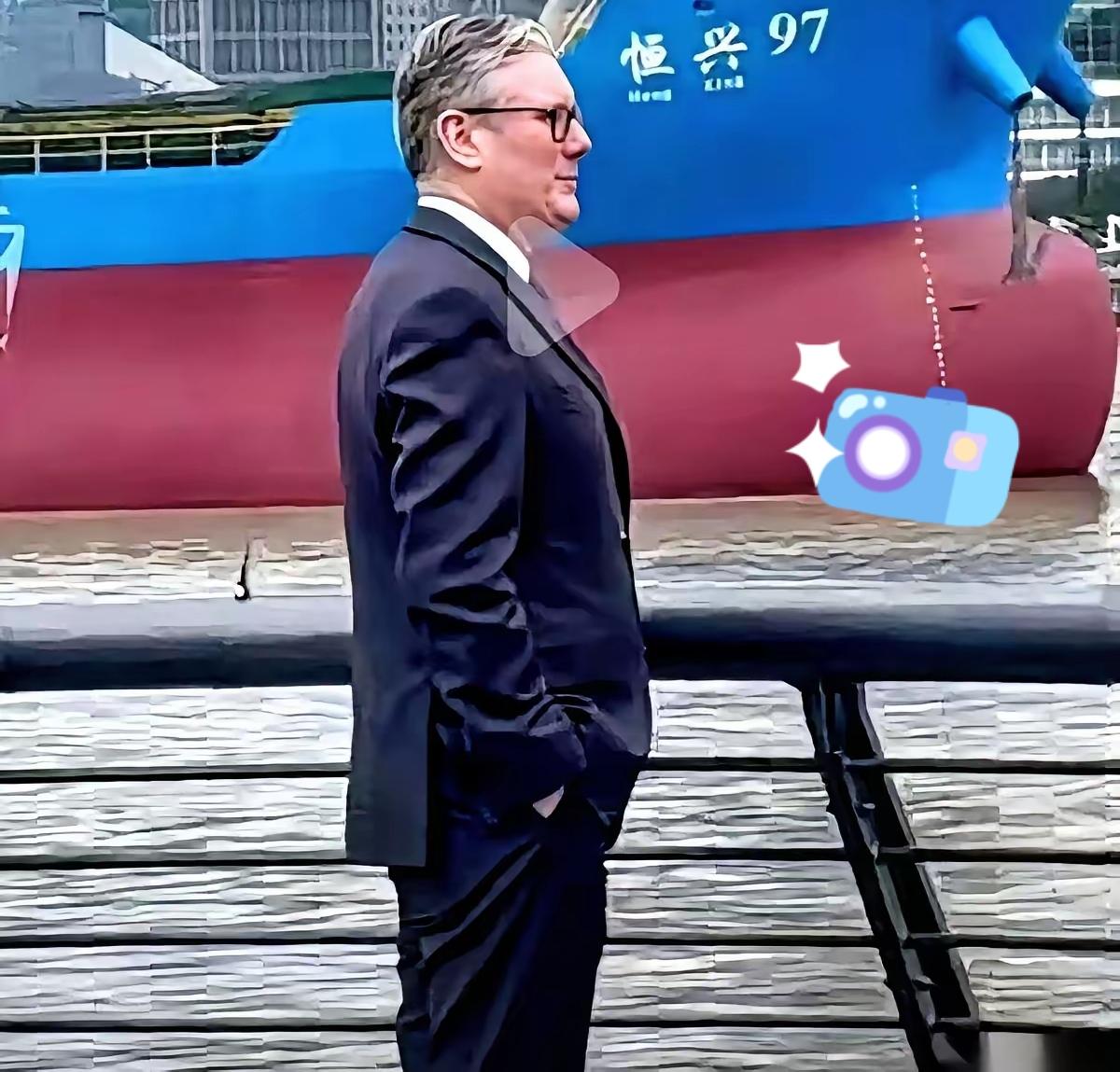 有时候你不得不服，老天爷才是最牛的导演。 英国首相，站在上海外滩，望着对岸的陆家